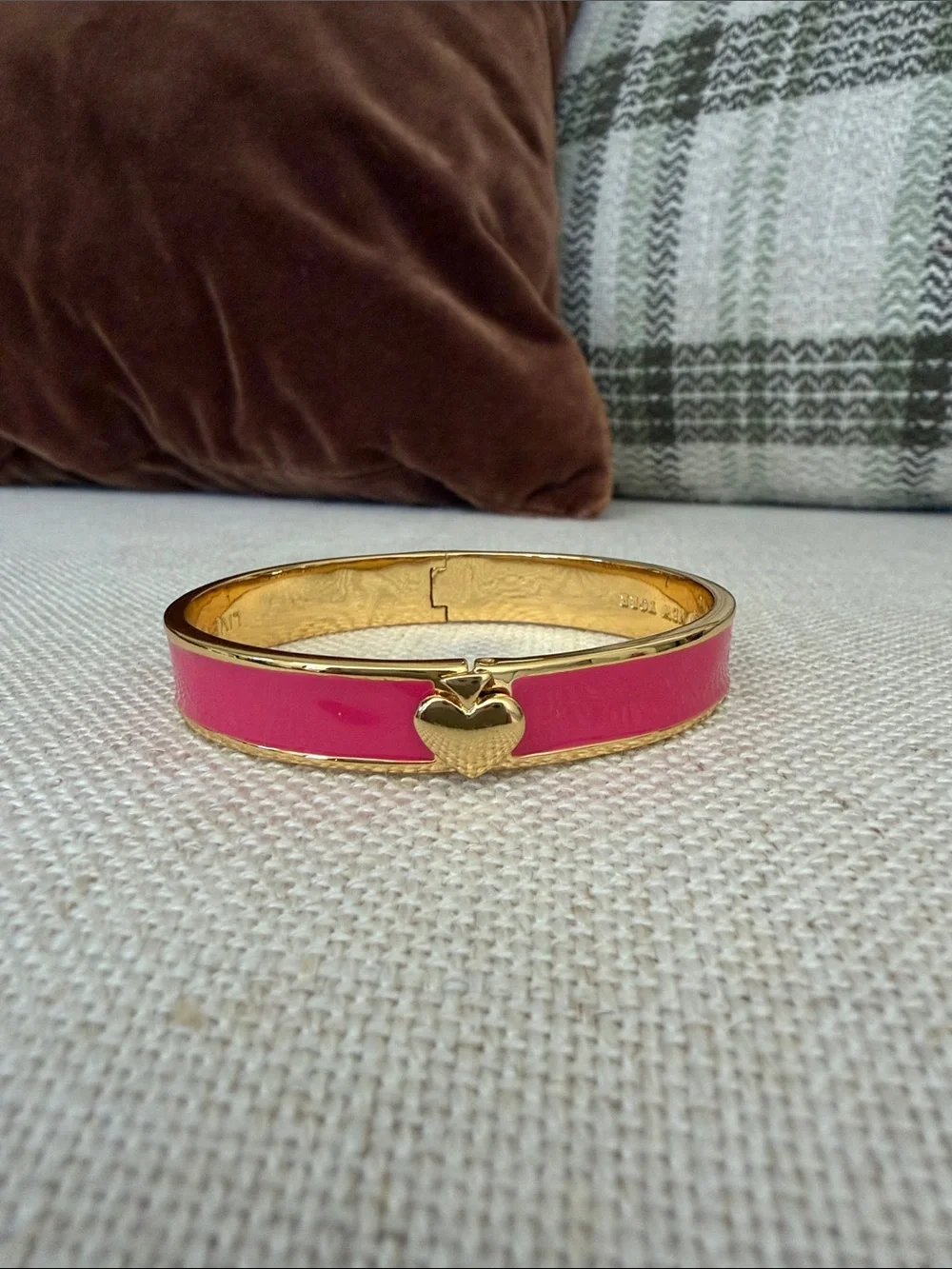 Kate Spade NWOT Gold Tone Pink Enamel Heart Hinged Bangle Bracelet - Picture 1 of 8